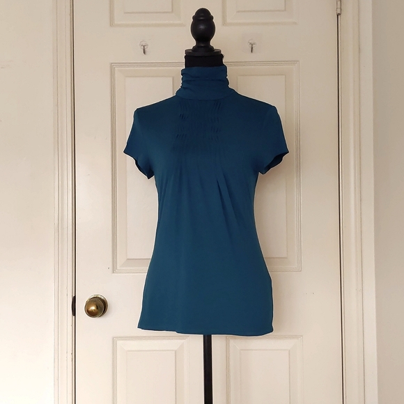 NWOT. The Limited Rayon and Spandex Front and Neck Design Short Sleeve Blouse. - Picture 5 of 6